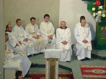 Pozorne počúvajúci kňazi Pozorne počúvajúci kňazi